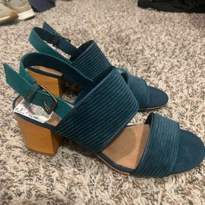NWT size 6 Tom’s wedges-blue
